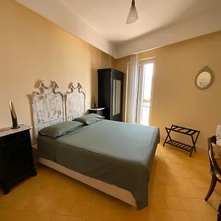 Vesuvio View ヴィーコ・エクエンセ